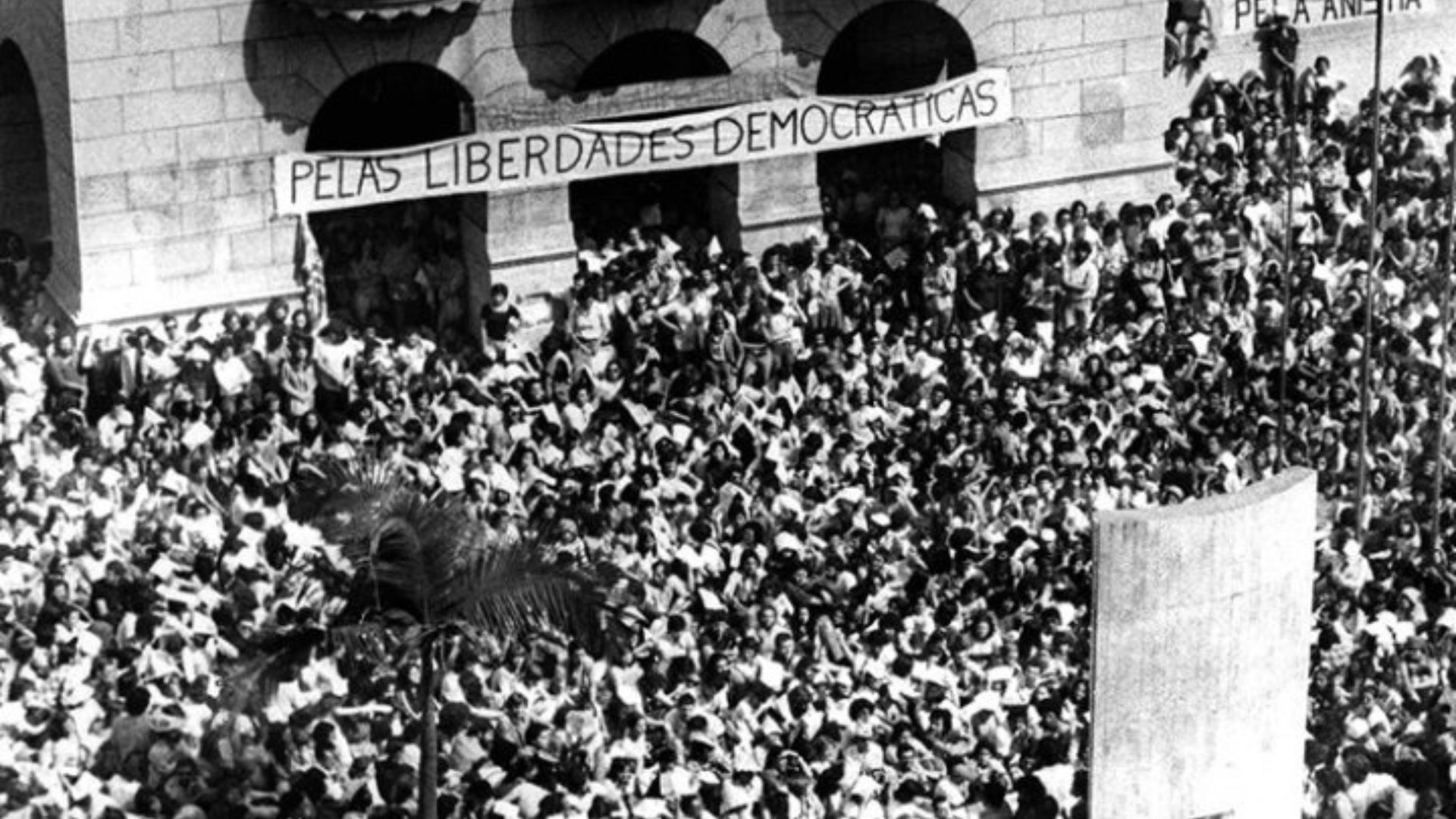 Capa do artigo: A juventude brasileira é de direita? Entre deputados asquerosos e bandeiras queimadas
