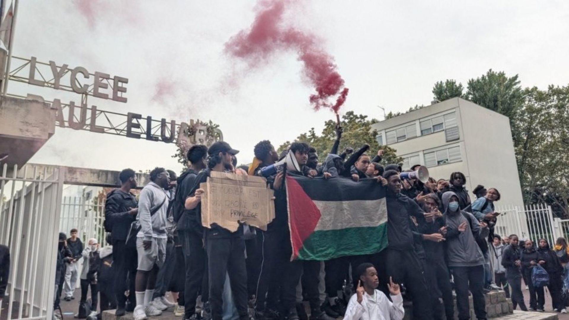 Capa: Revolta nos colégios franceses: um movimento dos "coletes amarelos" da juventude?