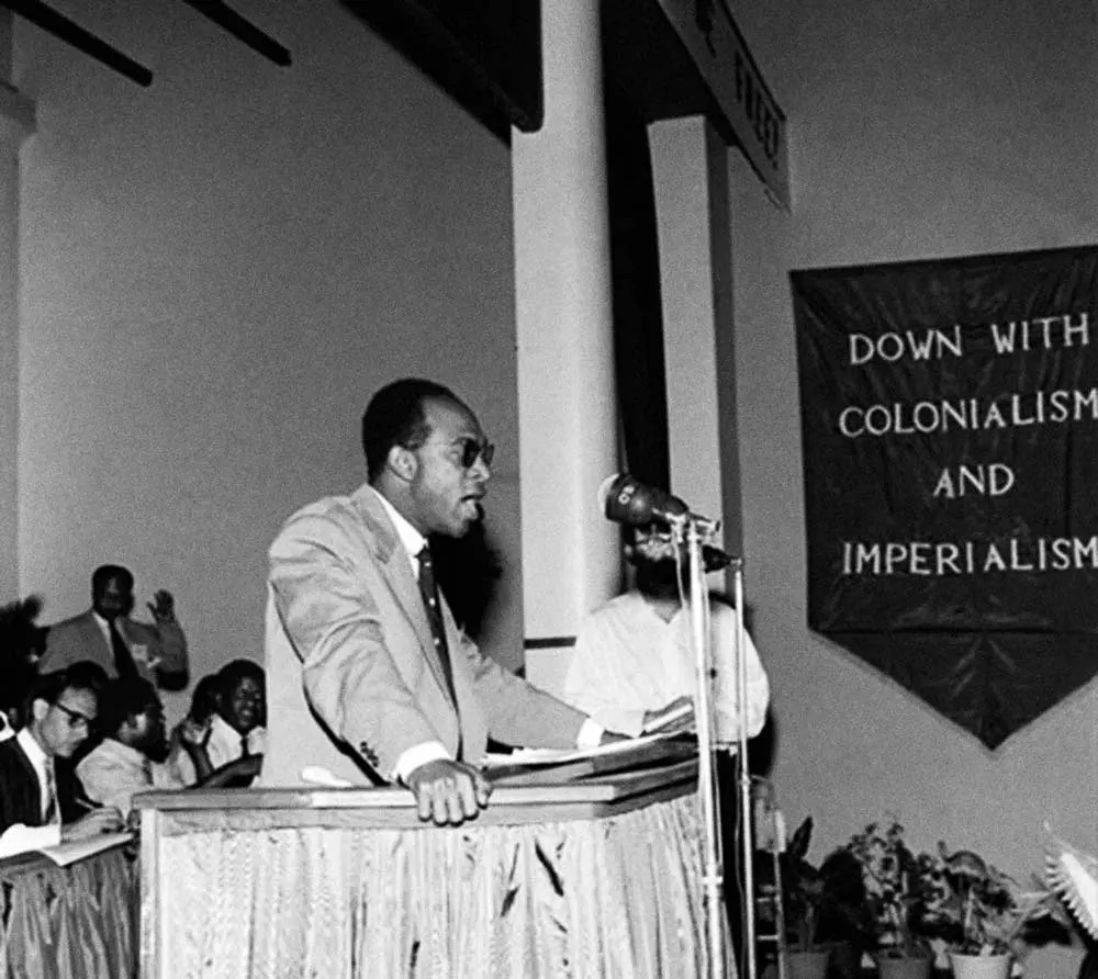 Capa: Apontamentos sobre a superação dialética da condição do negro na obra  Pele negra, máscaras brancas de Frantz Fanon