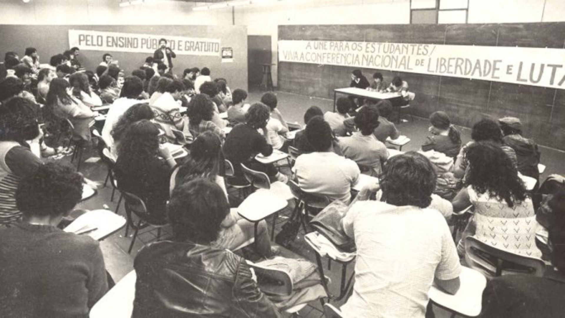 Capa: Uma ferramenta e seus usos: sobre os 50 anos do DCE-Livre da USP