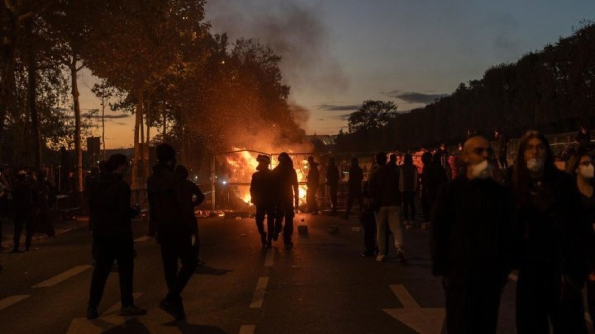 Capa: Arde Paris e ilumina o mundo