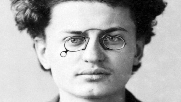 Capa: 139° ANIVERSÁRIO DE SEU NASCIMENTO. O jovem Trotsky: da paixão pelos livros a Revolução
